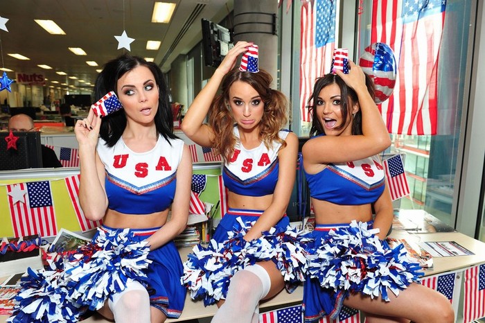Rosie Jones, Emma Glover và India Reynolds hóa thân thành các “cheerleader”.